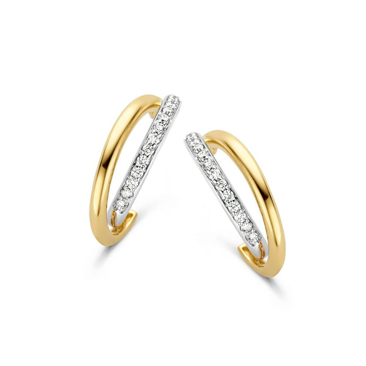 Een paar 14 Karaat Bicolor Gouden Oorstekers met Diamant (0,18 crt Briljant) van Excellent Jewelry, bestaande uit gouden hoepels met een zilveren staaf bezet met diamanten door het midden, afgebeeld op een witte achtergrond.
