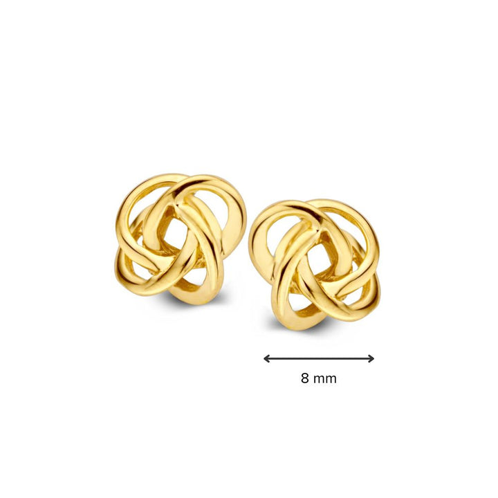 De Excellent Jewelry Geelgouden Oorstekers Poli/Mat 14K (8mm) hebben een elegant, tijdloos ontwerp met ingewikkelde knopen in 14 karaat goud en een subtiele polijst-matte afwerking. Elke oorbel is 8 mm breed.