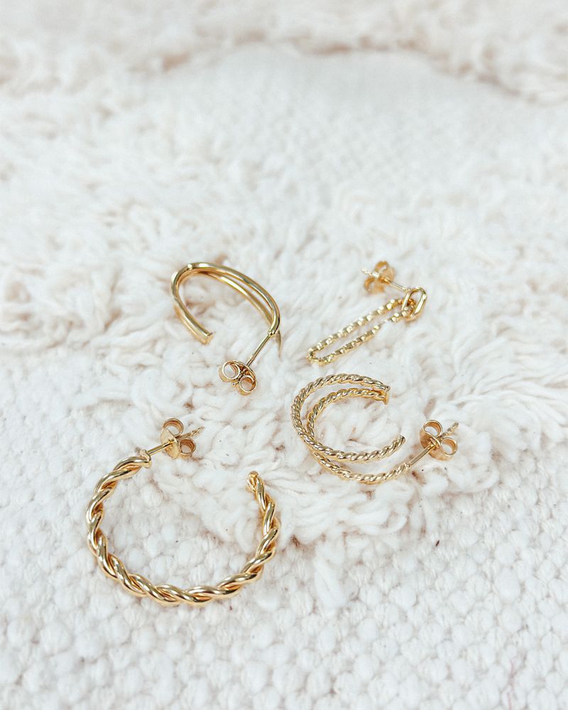 Gelbgoldene Ohrringe mit Doppelband und gedrehter Verarbeitung aus 14 Karat Gold