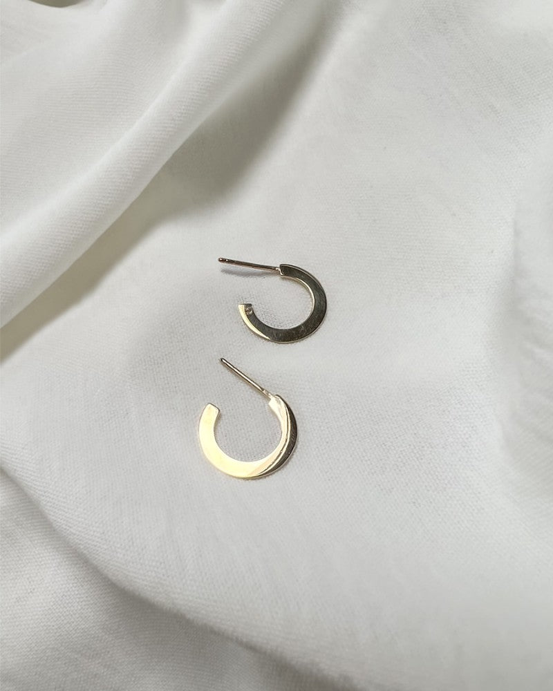 Geelgouden Oorringen met Stekers en Strak, Plat Design in 14 Karaat Goud