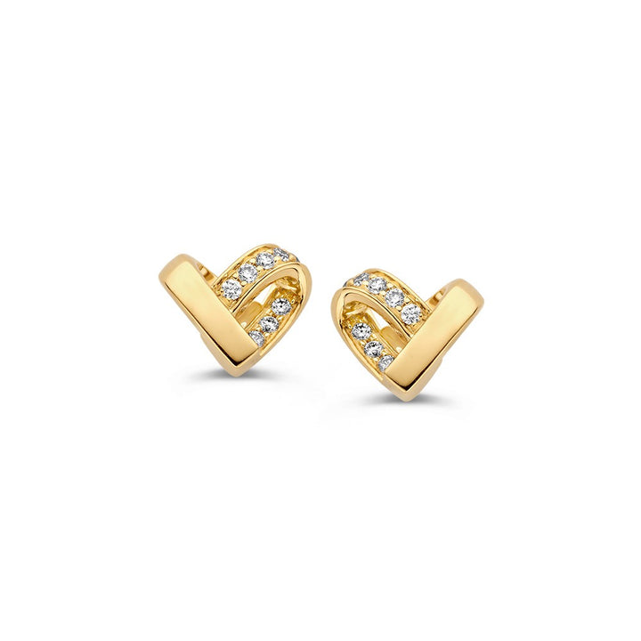 De Geelgouden Oorbellen in Hartvorm met Diamant van Excellent Jewelry zijn elegante oorstekers van 14 karaat goud, elk bezet met een rij fonkelende witte stenen langs één zijde.