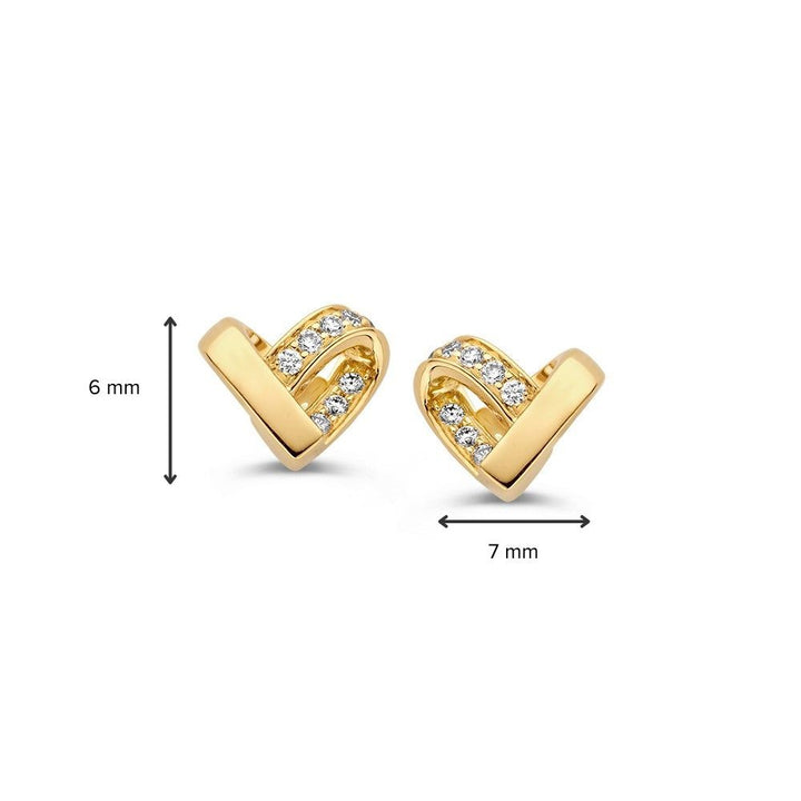 Een paar Geelgouden Oorbellen in Hartvorm met Diamant van Excellent Jewelry, 14 karaat goud, elegant en ingelegd met diamanten, 6 mm hoog en 7 mm breed, getoond op een witte achtergrond met maatvoering.