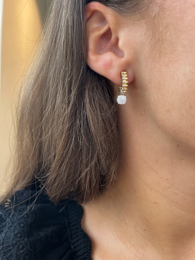 Verspielte goldene Ohrstecker mit gerippter Verarbeitung und funkelnden Diamant-Anhängern