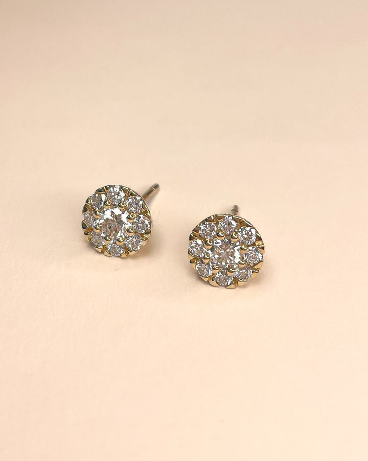 Geelgouden Oorknoppen met Diamant in Entourage Zetting – 0,80 crt
