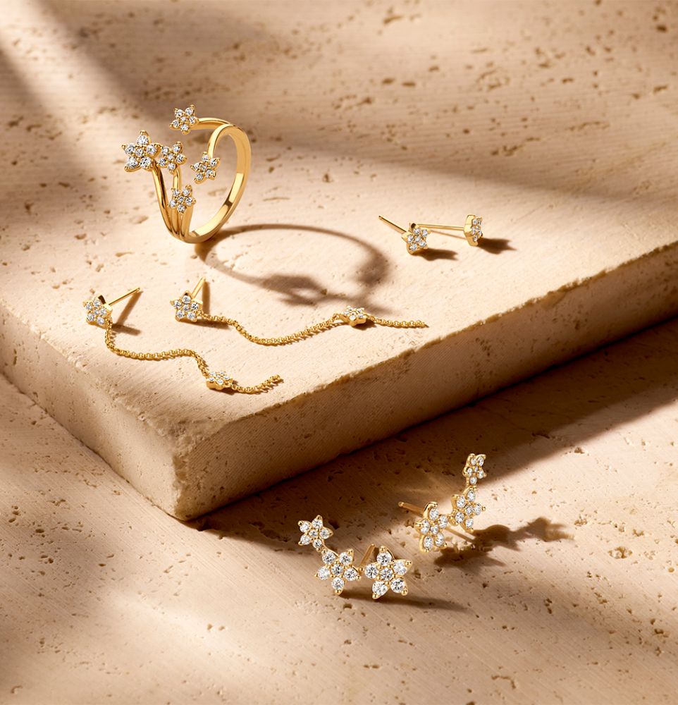 Geelgouden Oorhangers met Drie Sterren en Diamanten – 1,05 crt.
