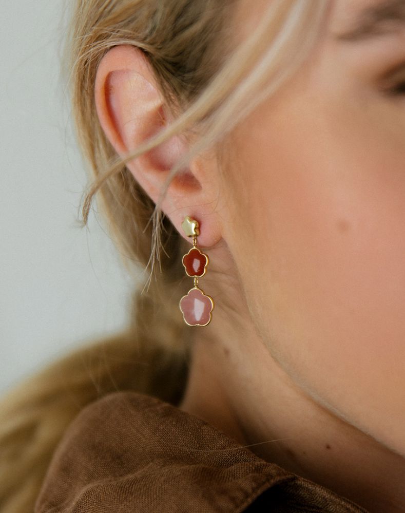 Gelbgold-Ohrhänger mit Carneol und Chalcedon in Blumenform – Mehrfarbiger Schmuck