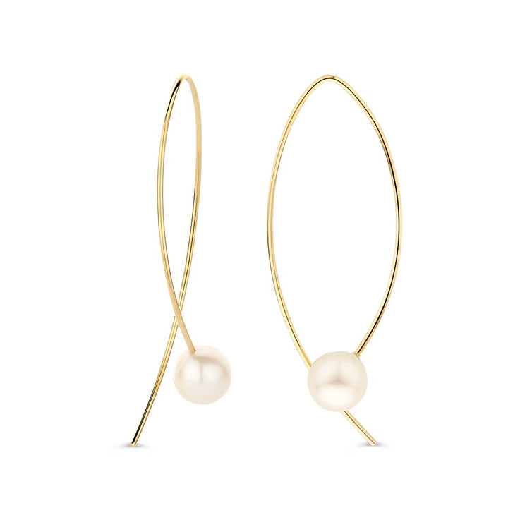 De Opvallende Geelgouden Oorbellen met Grote Parel 14 Karaat van Excellent Jewelry zijn moderne oorbellen in 14 karaat goud, met een dunne langwerpige lus en een enkele ronde witte parel voor een elegante, minimale look.