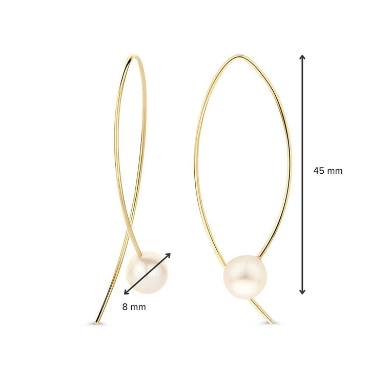 De Opvallende Geelgouden Oorbellen met Grote Parel 14 Karaat van Excellent Jewelry hebben een witte parel van 8 mm, zijn 45 mm lang en stralen klassieke elegantie uit. Eén oorbel is frontaal zichtbaar, de ander in zijaanzicht afgebeeld.