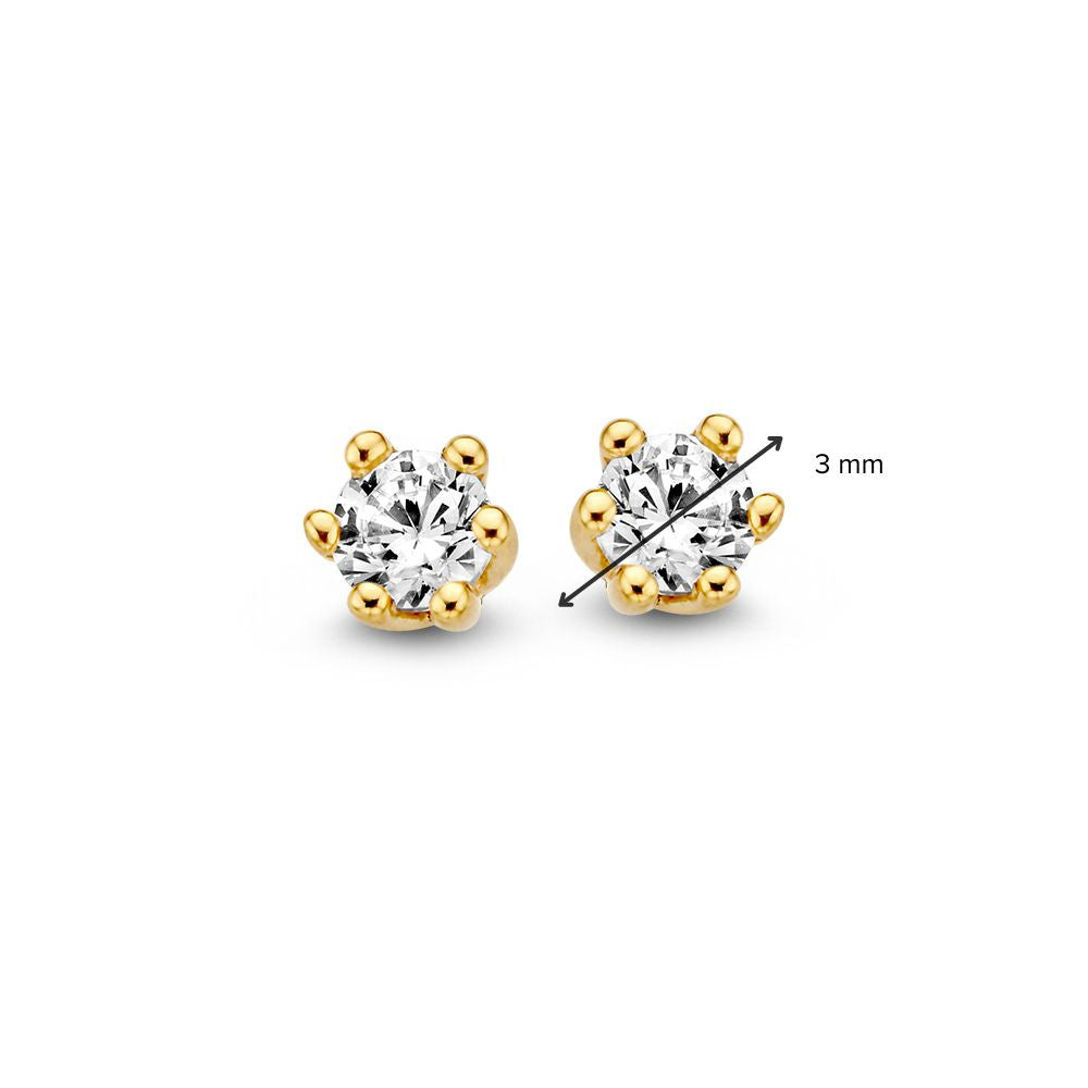 De Geelgouden Oorstekers met Zirkonia 14 Karaat van Excellent Jewelry zijn ronde, heldere oorbellen in geelgoud met chatonzetting (3 mm diameter), afgebeeld op een witte achtergrond.