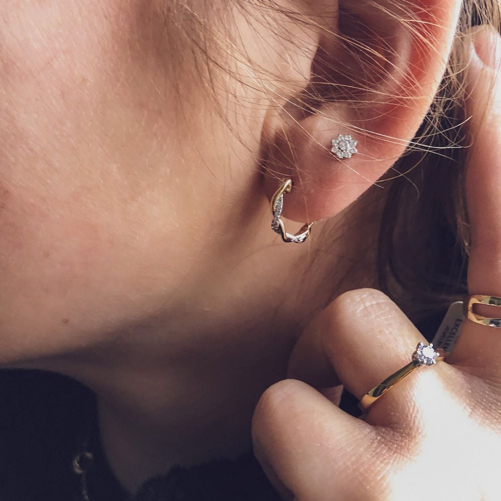 Weißgold-Ohrstecker mit Diamanten in klassischer Entourage-Fassung – 14 Karat, 0,26 ct Brillant