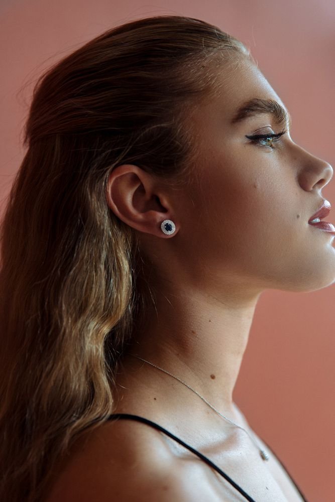 Ohrstecker aus Weißgold mit blauem Saphir und Diamant