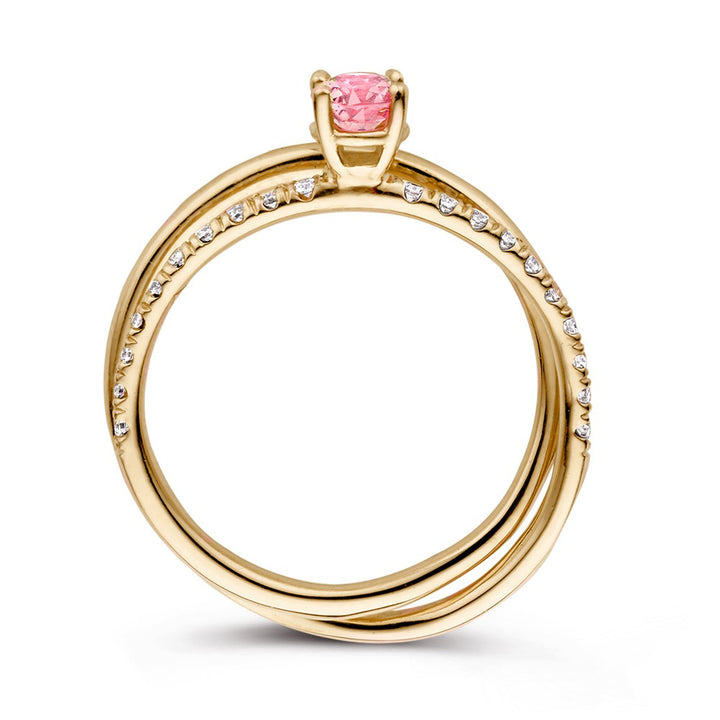 De 18kt geelgouden ring van Excellent Jewelry heeft verweven banden, is bezet met diamanten en een centrale roze saffier. Een luxe sieraad van Van der Kooij.