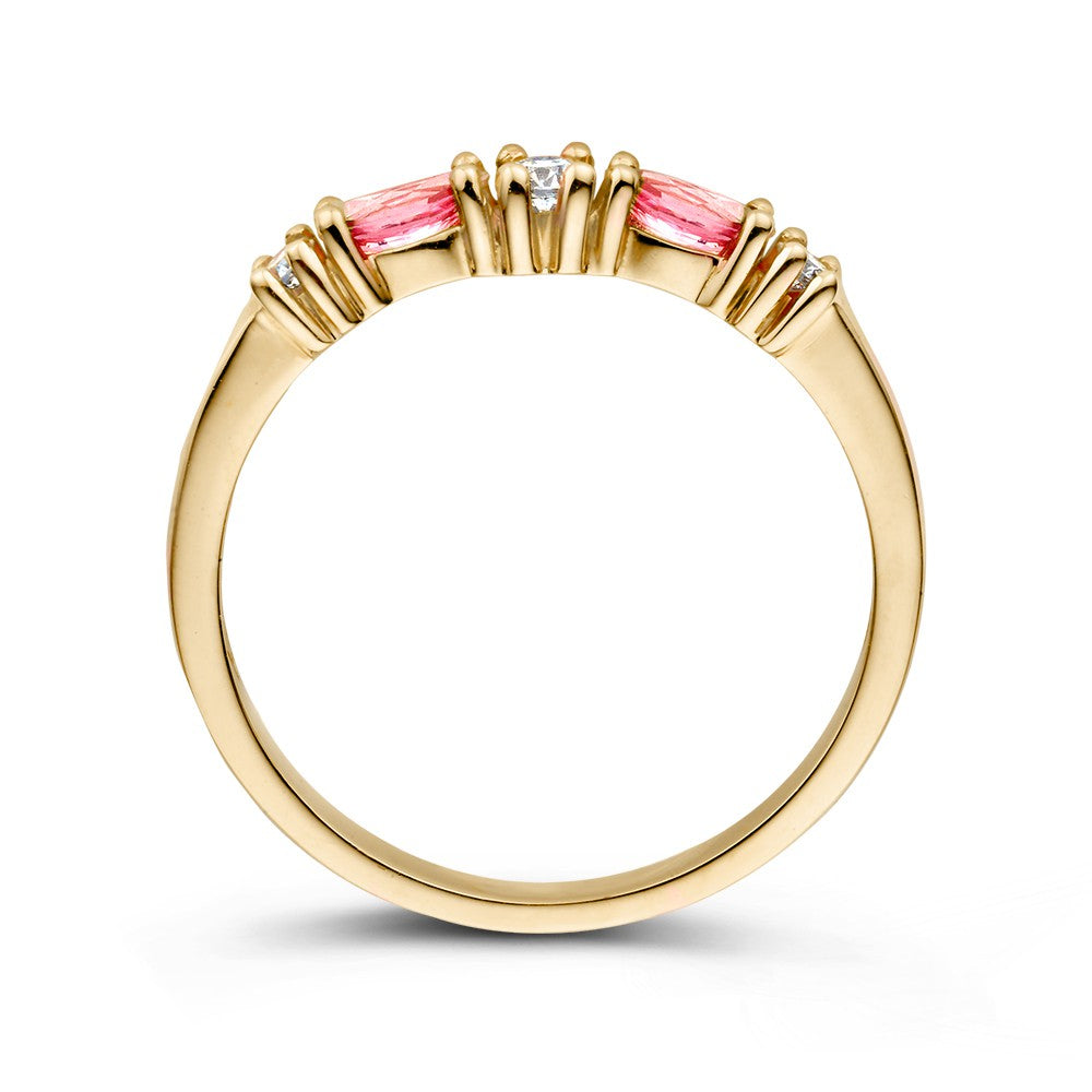 18 Karat Gelbgoldring mit drei Brillanten und zwei Marquise-geschliffenen rosa Saphiren