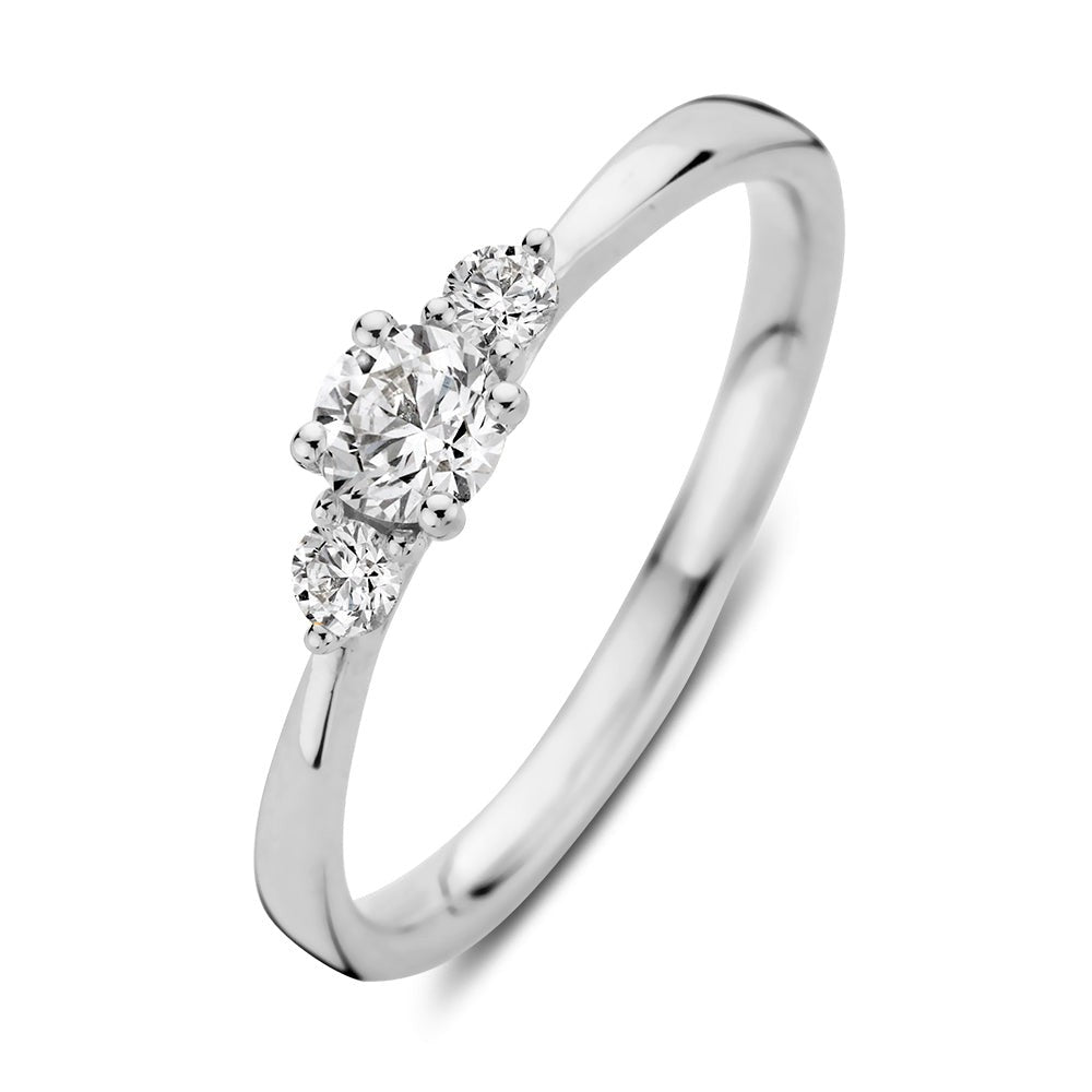 Ring aus Weißgold mit einem zentralen Diamanten und zwei seitlichen kleineren Diamanten