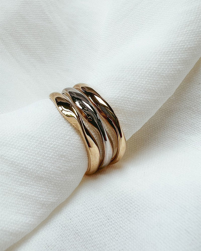 Damenring aus 14 Karat Bicolor Weiß- und Gelbgold – Gewelltes Design mit luxuriöser Ausstrahlung