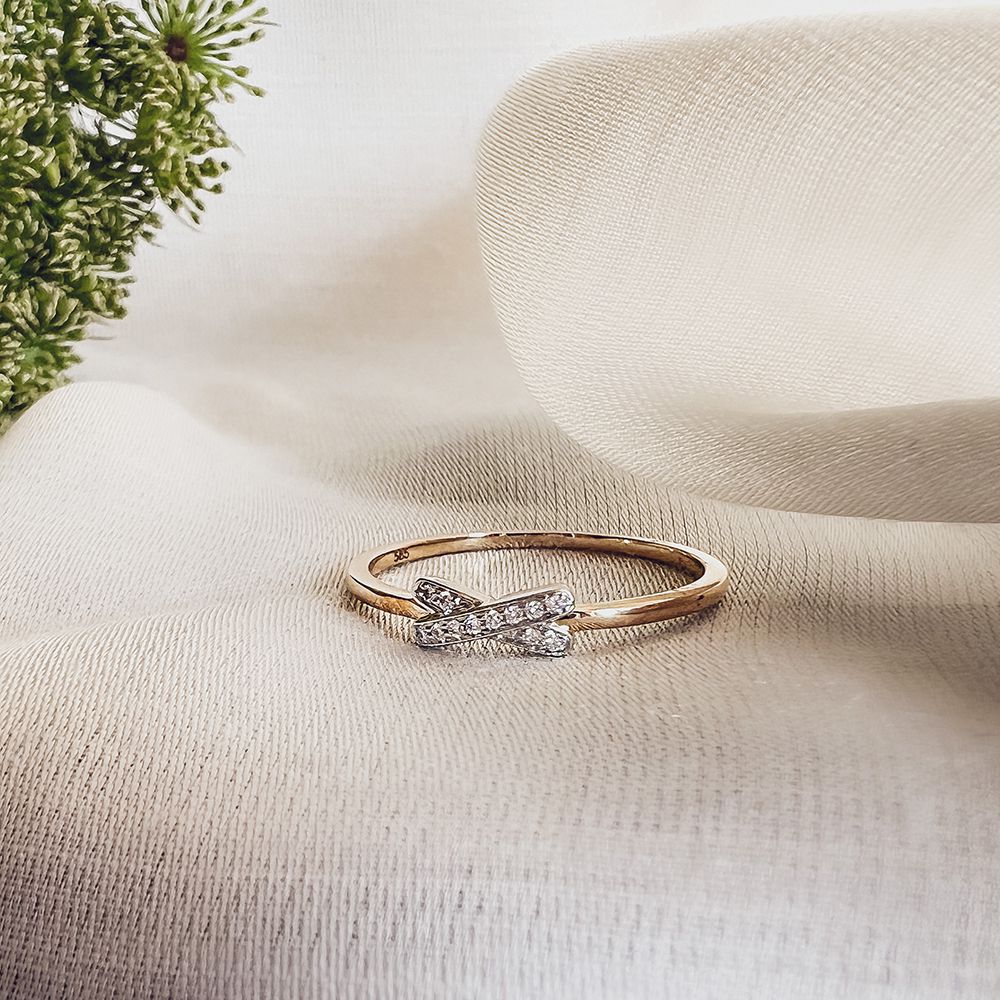 14-karätiger Bicolor-Goldring mit Diamanten im X-Design