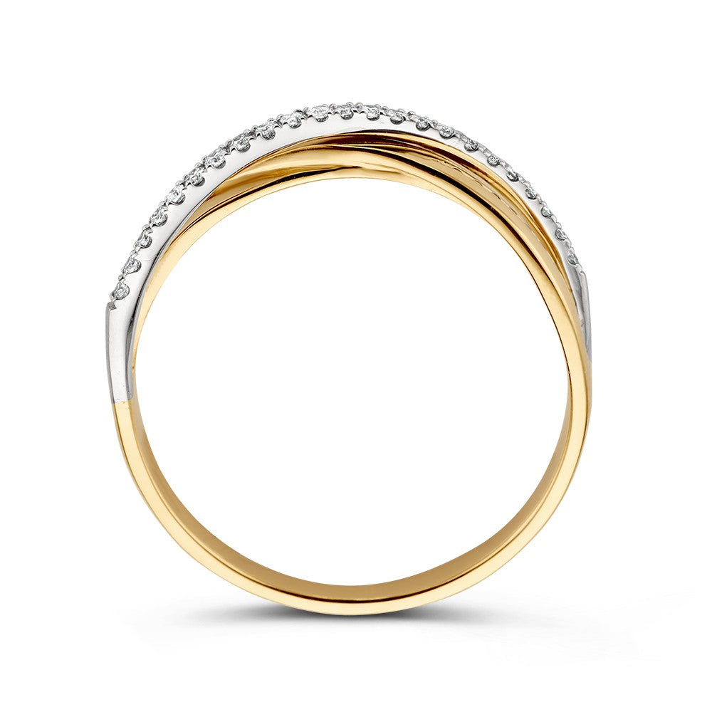 De Excellent Jewelry Bicolor 14kt Gouden Crossover Ring met 0.11ct Diamanten heeft een uniek overlappend ontwerp met briljant geslepen diamanten gezet in witte en gouden banden, hier afgebeeld op een witte achtergrond.