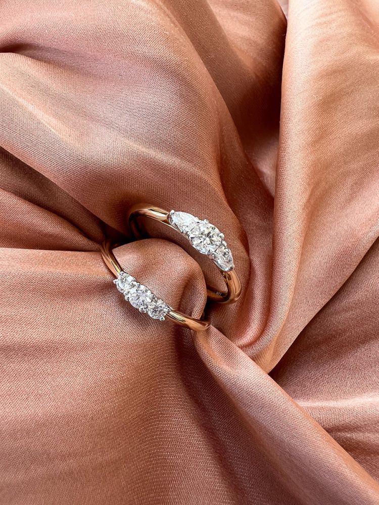 Eleganter Bicolor Dreisteinring mit Diamanten – 0,24 ct