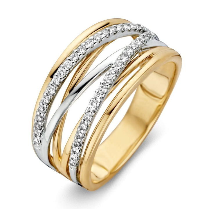 De Bicolor Gouden Crossover Ring met Diamant van Excellent Jewelry, vervaardigd uit 14-karaats goud, combineert briljant geslepen diamanten in een witte band voor een moderne en tijdloze elegantie.
