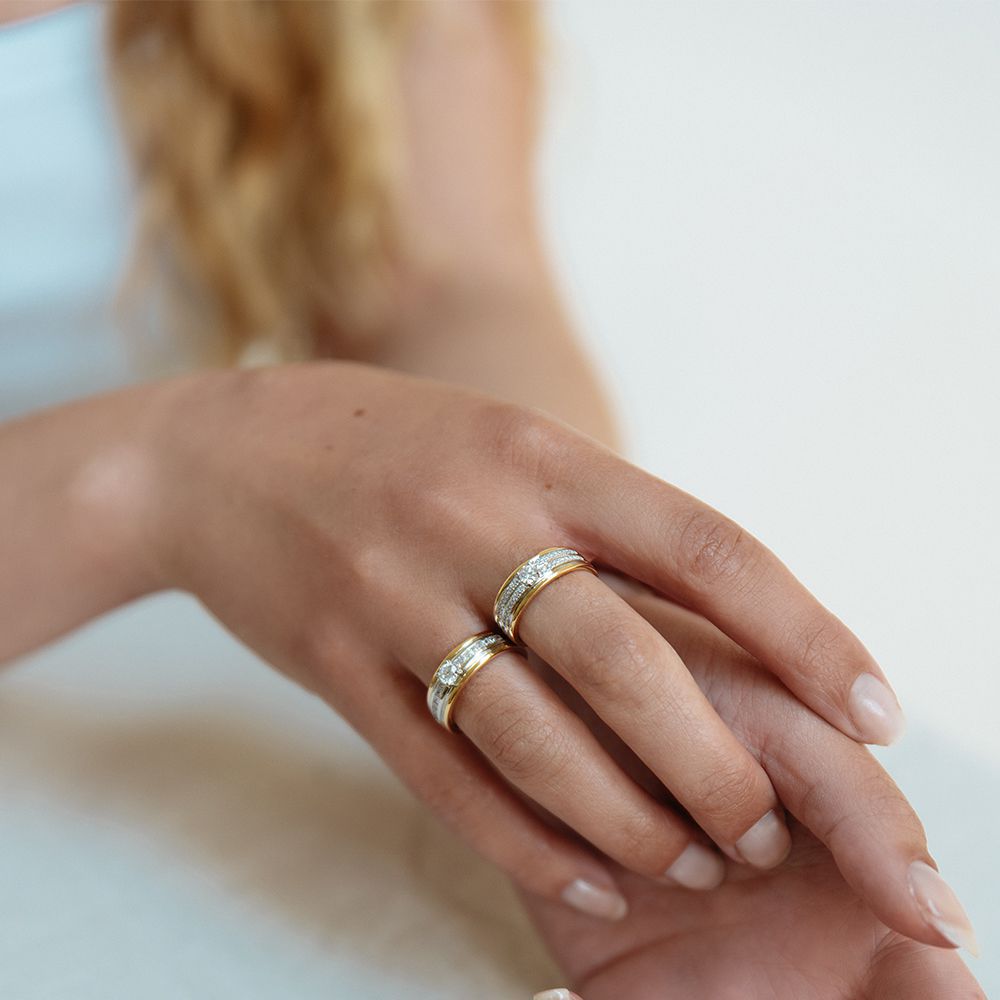 Eleganter Bicolor-Goldring mit brillantem Diamant-Center 0,34 Karat
