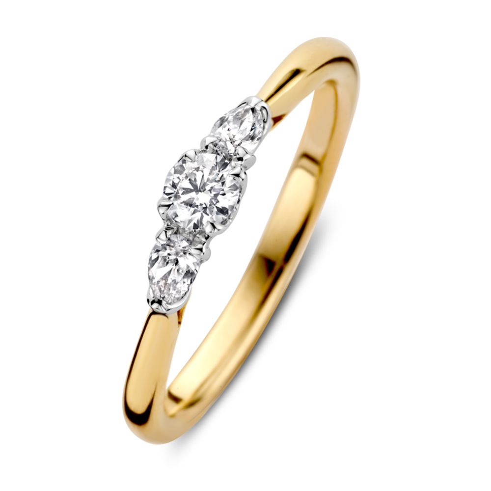 Ring aus Gold mit drei Brillanten und pear-förmigen Diamanten, insgesamt 0,36 ct