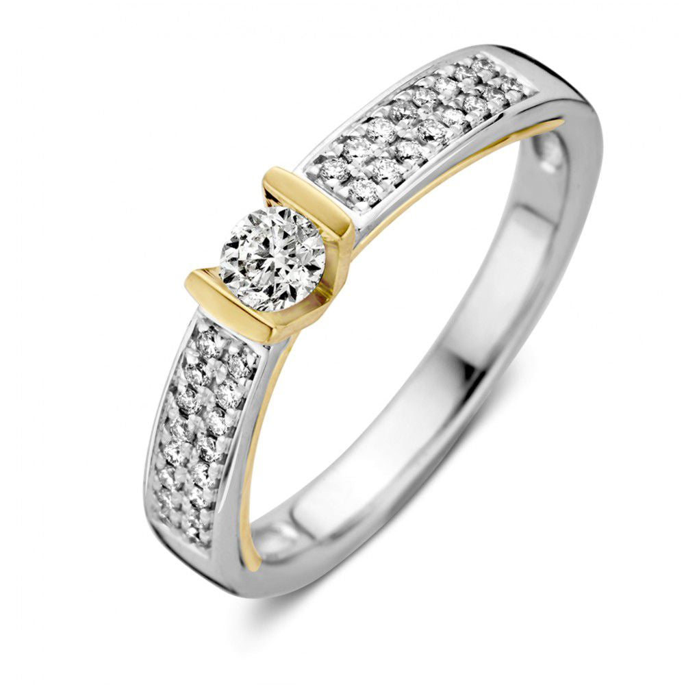 Bicolor Ring aus 14 Karat Gold mit einem zentralen Diamanten und funkelnden Steinen auf der Bandoberfläche