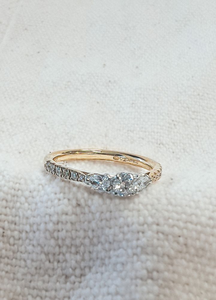 Auffälliger Dreisteinring aus Bicolor Gelb- und Weißgold mit Diamanten (0.51 crt)