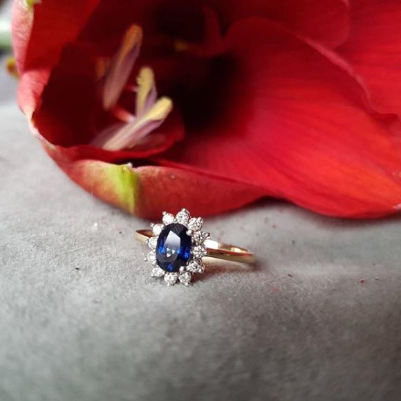 14-Karat klassischer Goldring „Lady Di“ mit blauem Saphir und Diamanten