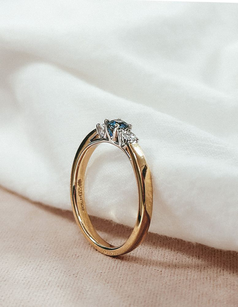 14-karätiger klassischer Drei-Stein-Ring mit blauem Saphir und Brillanten