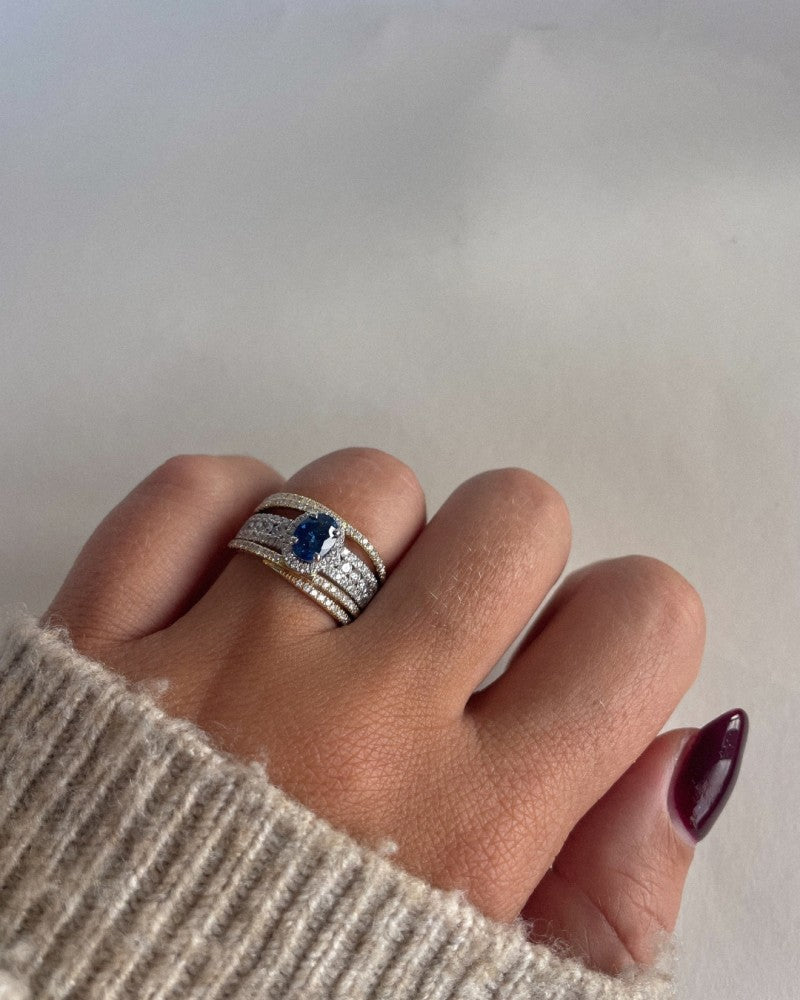 Luxuriöser Goldring mit königsblauem ovalen Saphir und 1,07 Karat Diamanten