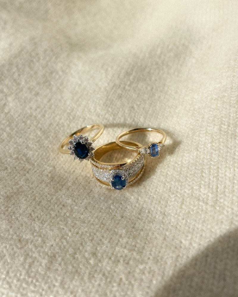 14-Karat klassischer Goldring „Lady Di“ mit blauem Saphir und Diamanten