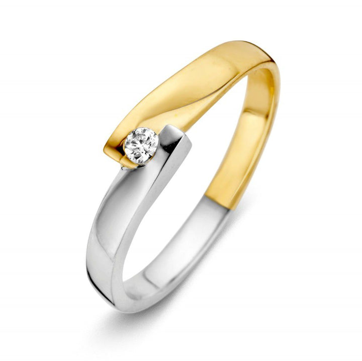 De Elegante Bicolor Damesring van Excellent Jewelry is een 14 karaat geel/wit gouden ring van 2,7 gram met een moderne, gedraaide vorm en één ronde zirkonia op het kruispunt van de banden, getoond op een witte achtergrond.