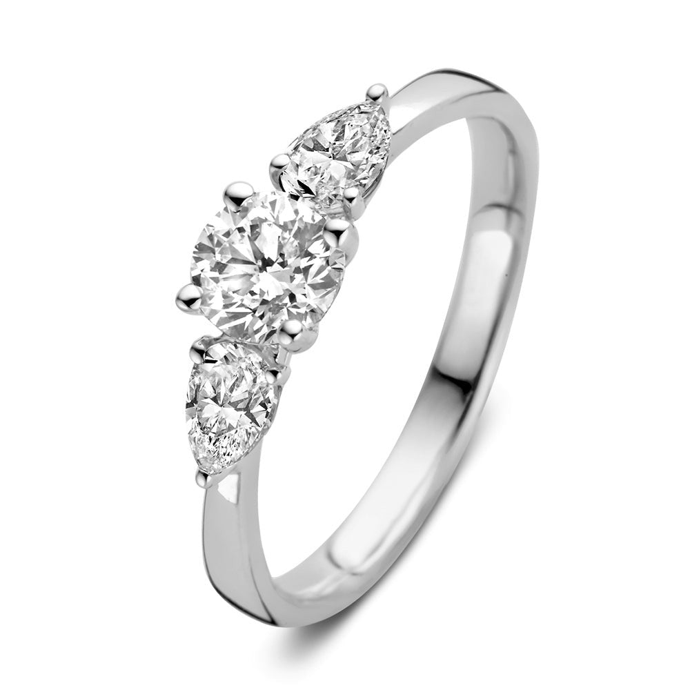 Ring aus Weißgold mit drei Diamanten in runder und tropfenförmiger Fassung