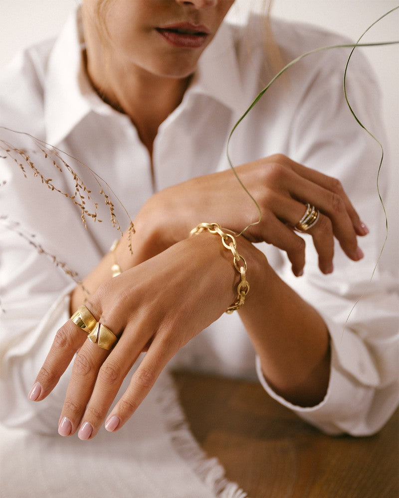 Breiter Gelbgold Designring mit Eismattierung – 14 Karat Gold