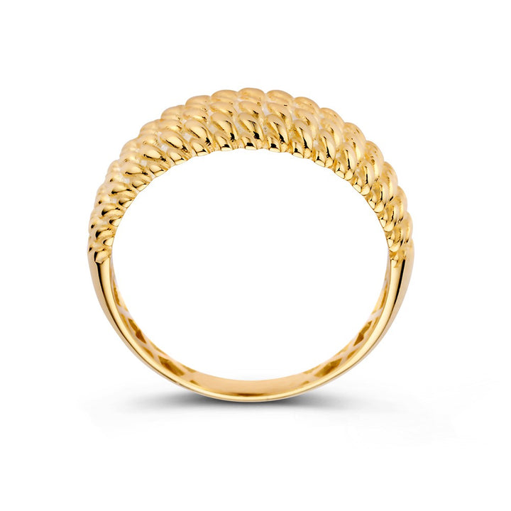 De Brede Geelgouden Ring met Getorste Bewerking van Excellent Jewelry heeft een afgeronde band en een bewerkt, schubachtig patroon op de bovenkant. Deze tijdloze, elegante ring wordt rechtop tegen een witte achtergrond getoond.