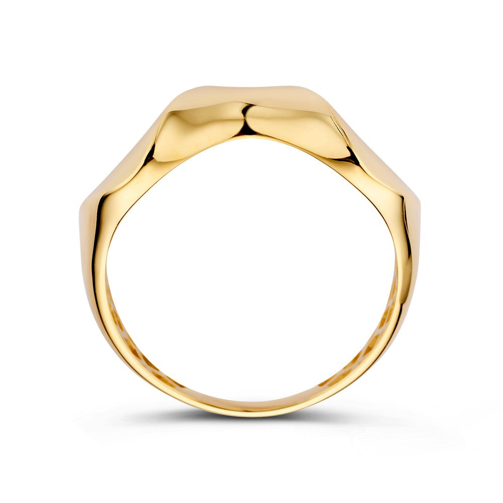 De Geelgouden Ring met Organische, Speelse Twist van Excellent Jewelry heeft een gladde, licht onregelmatige geometrische vorm en organisch ontwerp, getoond van opzij tegen een witte achtergrond.