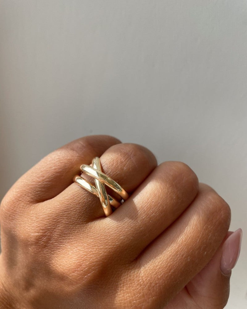 Gelbgoldener Cross-Over Ring – 14 Karat mit Großer Optik und Glatten Bahnen