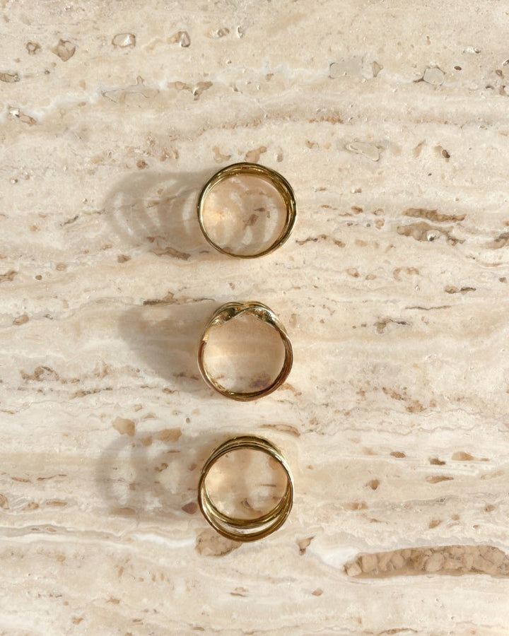 Brede Geelgouden Ring met Drie Gouden Banen – Een Statement van Elegantie