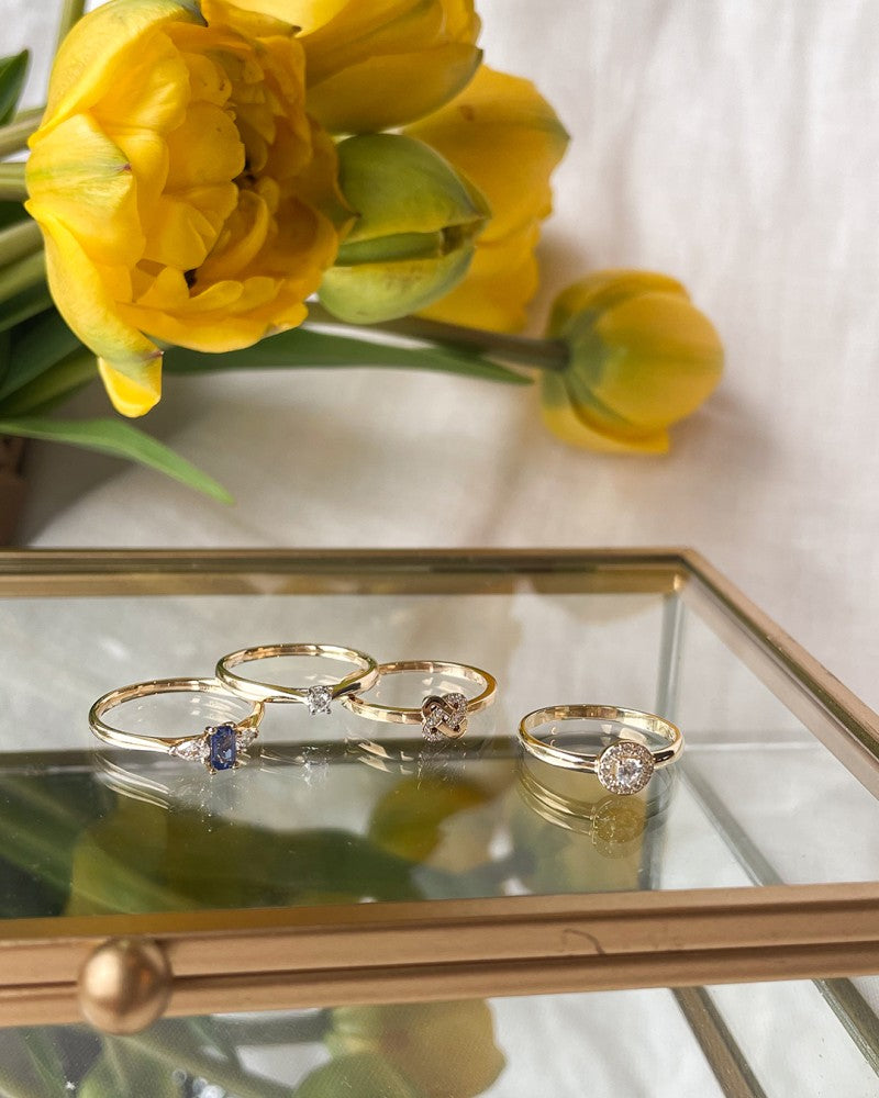 Eleganter Gelbgoldring mit Knotendesign und Diamant: Ein zeitloses Schmuckstück 0,04 kt.