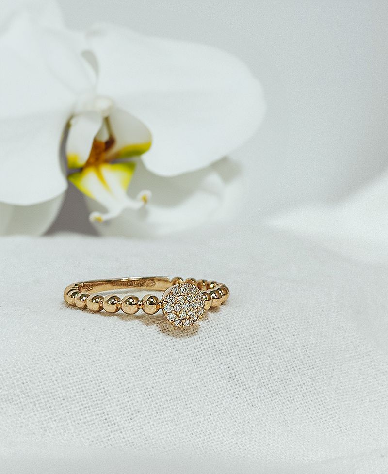 Gelbgold Kugelkranz-Ring mit Diamant-Mittelstück – Subtiler Luxus 0,09 Karat