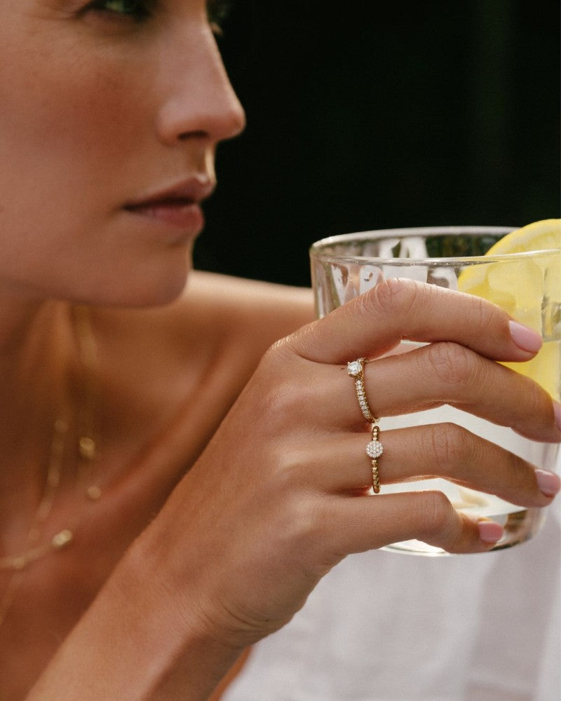 Gelbgold Kugelkranz-Ring mit Diamant-Mittelstück – Subtiler Luxus 0,09 Karat