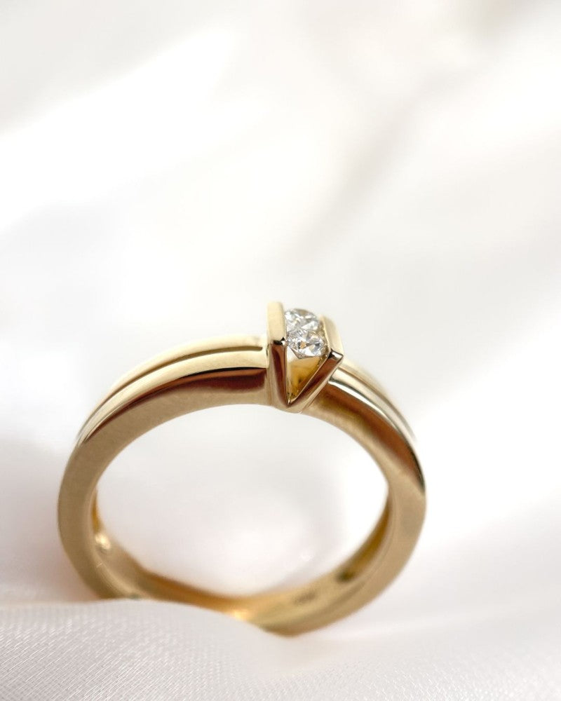 Gelbgoldring mit zwei Brillanten – schlichtes Design und erhöhte V-Fassung – 14 Karat Gold