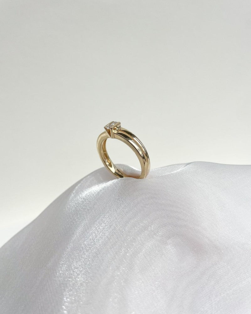 Gelbgoldring mit zwei Brillanten – schlichtes Design und erhöhte V-Fassung – 14 Karat Gold