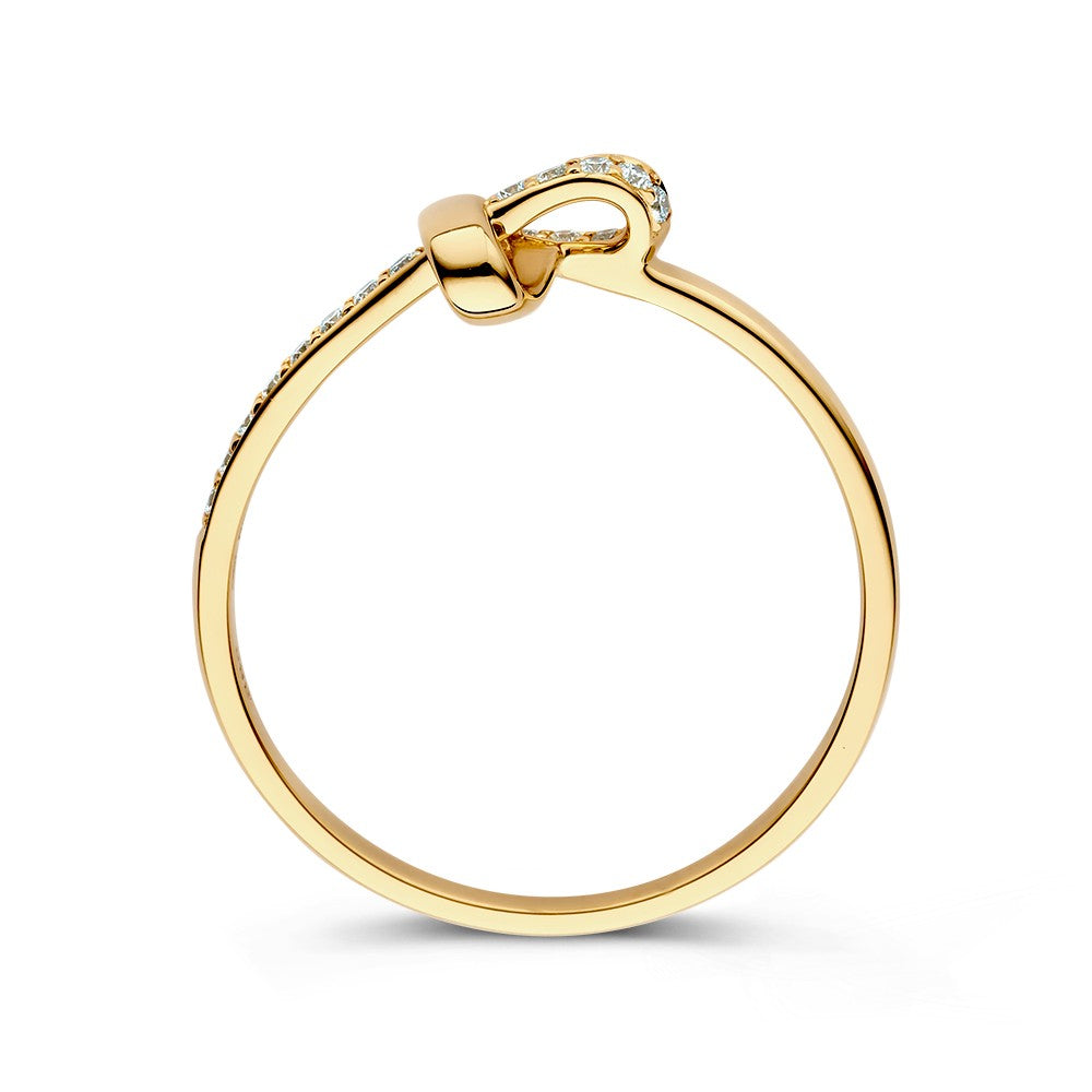De Excellent Jewelry Geelgouden Hart Ring met Diamanten, 0,11ct, heeft een gepolijst 14k gouden knoopontwerp geaccentueerd door fonkelende diamanten langs de band, waardoor minimalistische elegantie wordt gecombineerd met tijdloze stijl.