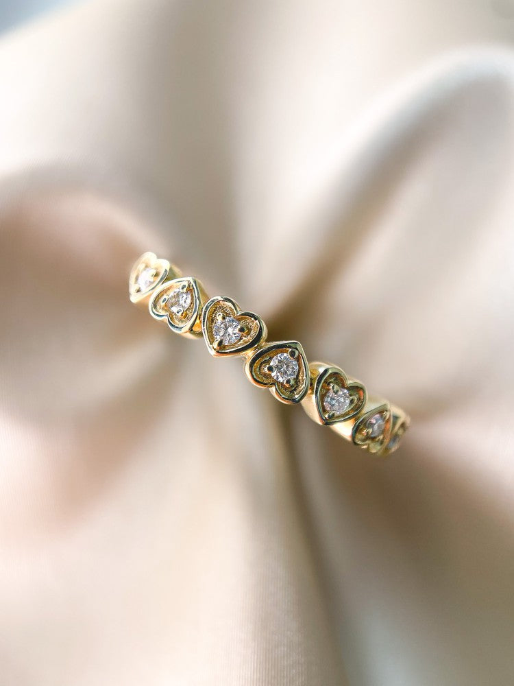 Raffinierter Gelbgold-Bandring mit Herzen und Diamanten 0.12 kt.