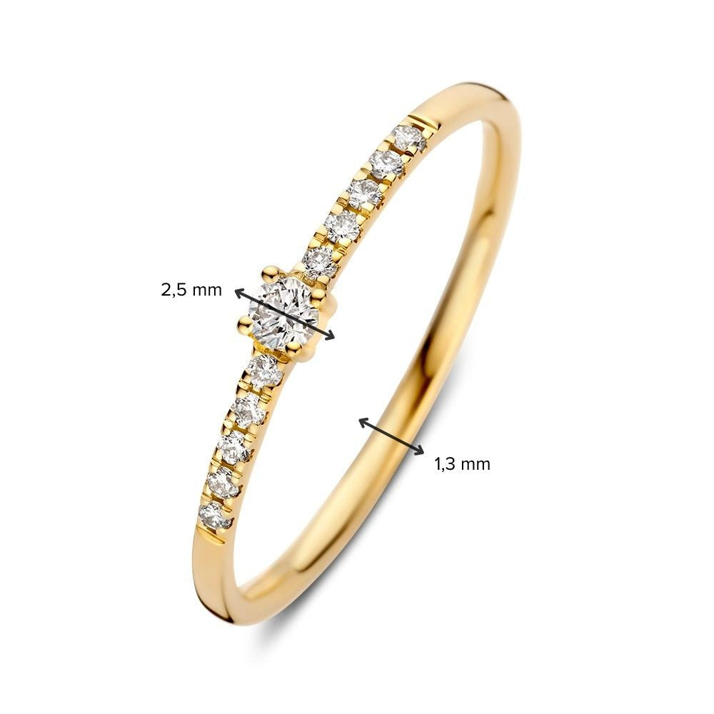 De "Ring geelgoud briljant 0.12 crt." van Excellent Jewelry is een delicate geelgouden ring met een centrale briljant diamant (2.5 mm) en kleinere diamanten op de 1.3 mm brede band.