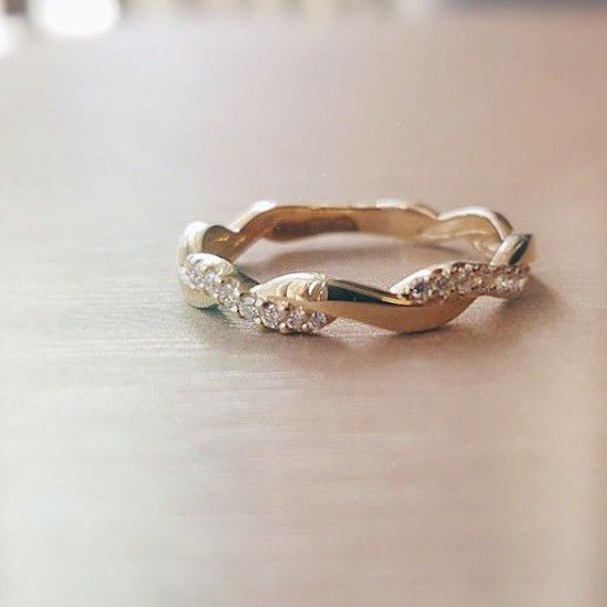 Eleganter Gelbgoldring mit Brillant-Diamant 0.14 ct.