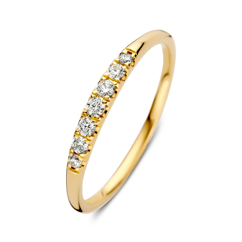 De Excellent Jewelry Ring geelgoud briljant 0.16 crt. is een delicate geelgouden ring versierd met zeven dicht op elkaar gezette ronde diamanten langs de bovenkant van de band.