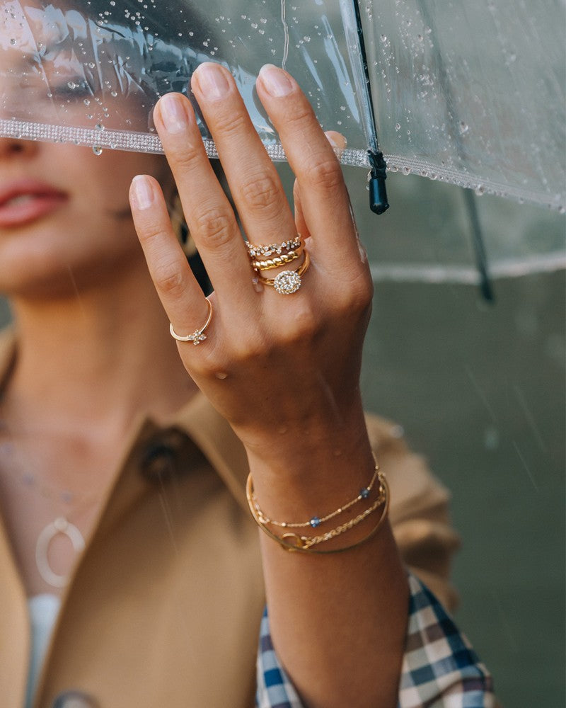 Eleganter Gelbgoldring mit 0,17 Karat Diamantblüten-Design