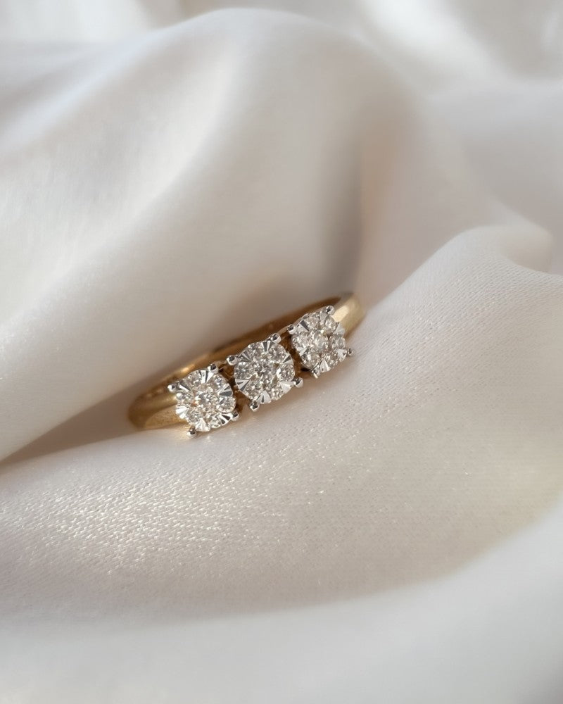 Eleganter Dreisteinring aus Gelbgold mit Brillanten in Entourage-Fassungen – 0,18 kt